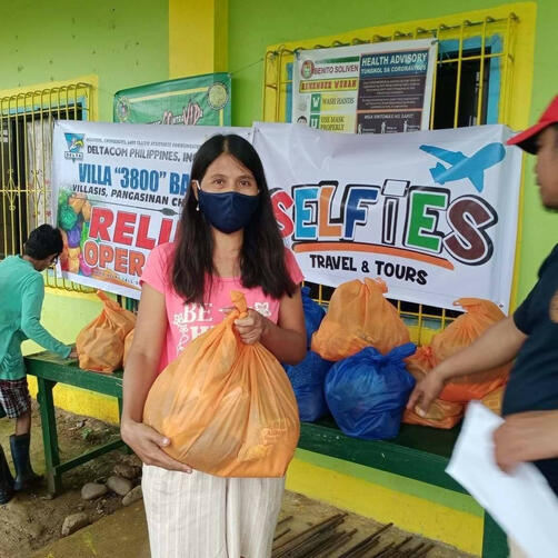 Residents of Maluno Norte, Benito Soliven, Isabela (a village that has never been reached by any help in the aftermath of a typhoon) receive the relief goods prepared and delivered by DELTACOM Villa &quot;3800&quot; Base, Villasis, Pangasinan.